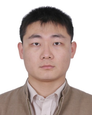 男人穿著襯衫描述已自動生成